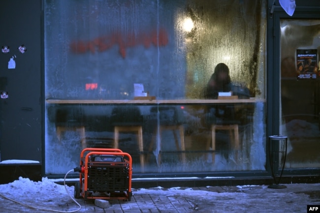 Një gjenerator rryme jashtë një restoranti në qendër të Kievit, gjatë orëve të ndërprerjes së energjisë elektrike. Foto arkivi.