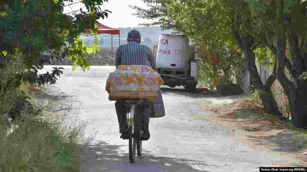Крымчанин едет на велосипеде в селе Угловое, сентябрь 2020 года