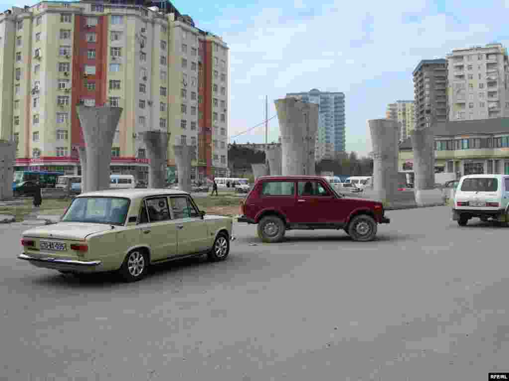 3-cü mikrorayon dairəsində tikilən körpünün hələ ki, təkcə sütunları hazırdır