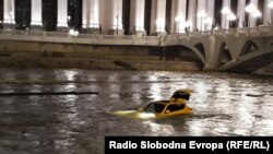 Жолто возило од марката Нисан Јуке паднало во водите на реката Вардар. 