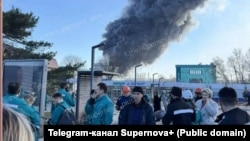 Нижнекамск шаарындагы заводдогу жарылуудан соң асманга көтөрүлгөн түтүн. 31-март, 2026-жыл.