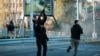Полицейский в Киеве пытается сбить российский беспилотник-камикадзе иранского производства. 17 октября 2022 года 