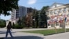 O stradă din Comrat, cu sediul Adunării Populare a Găgăuziei în dreapta, iulie 2026.
