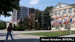 O stradă din Comrat, cu sediul Adunării Populare a Găgăuziei în dreapta, iulie 2026.