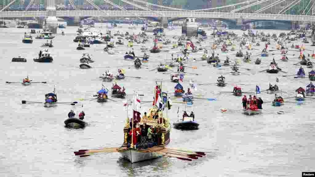 Velika Britanija - Tisuće malih brodica plovilo je Temzom u čast dijamantnog jubileja kraljice Elizabete II, London, 3. juni 2012. Foto: REUTERS / Ki Price 