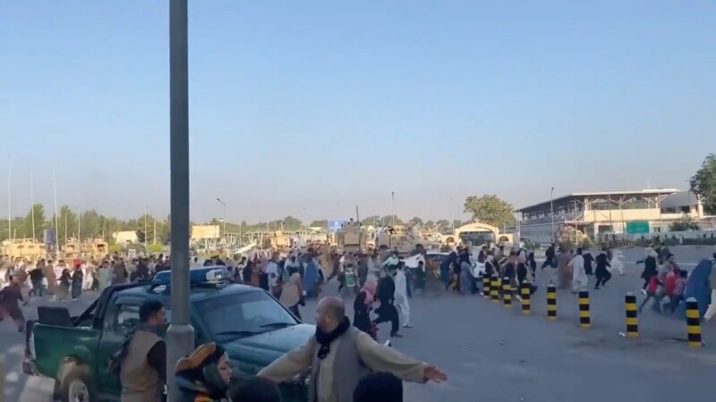 Skena kaotike nga aeroporti teksa afganët përpiqen të ikin