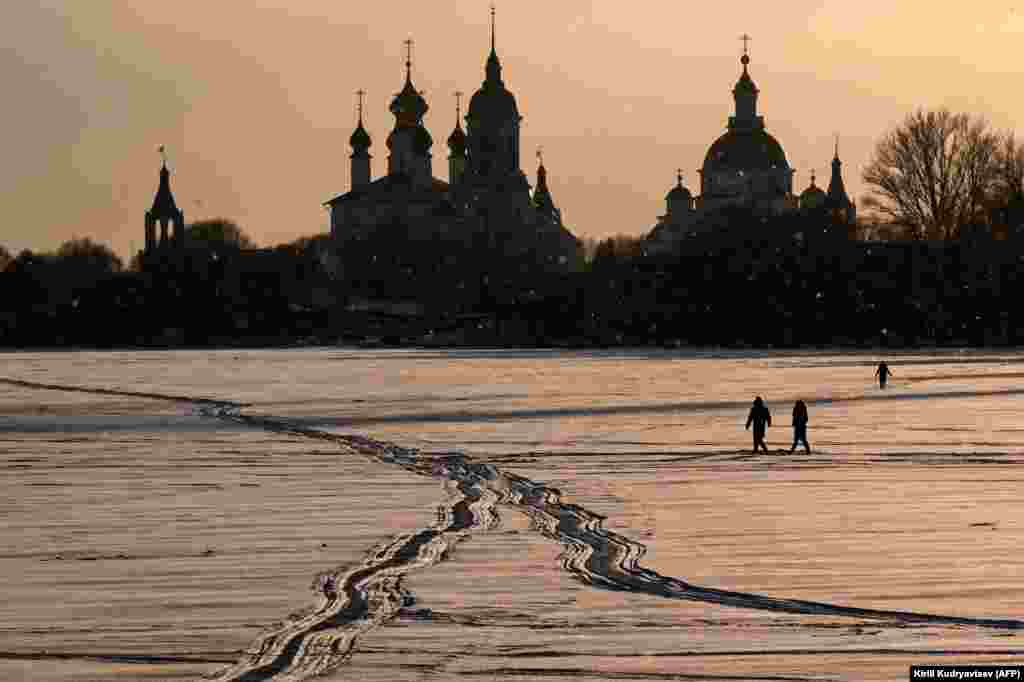 Туристы гуляют возле нескольких православных церквей в историческом центре города Ростов Великий в Ярославской области России