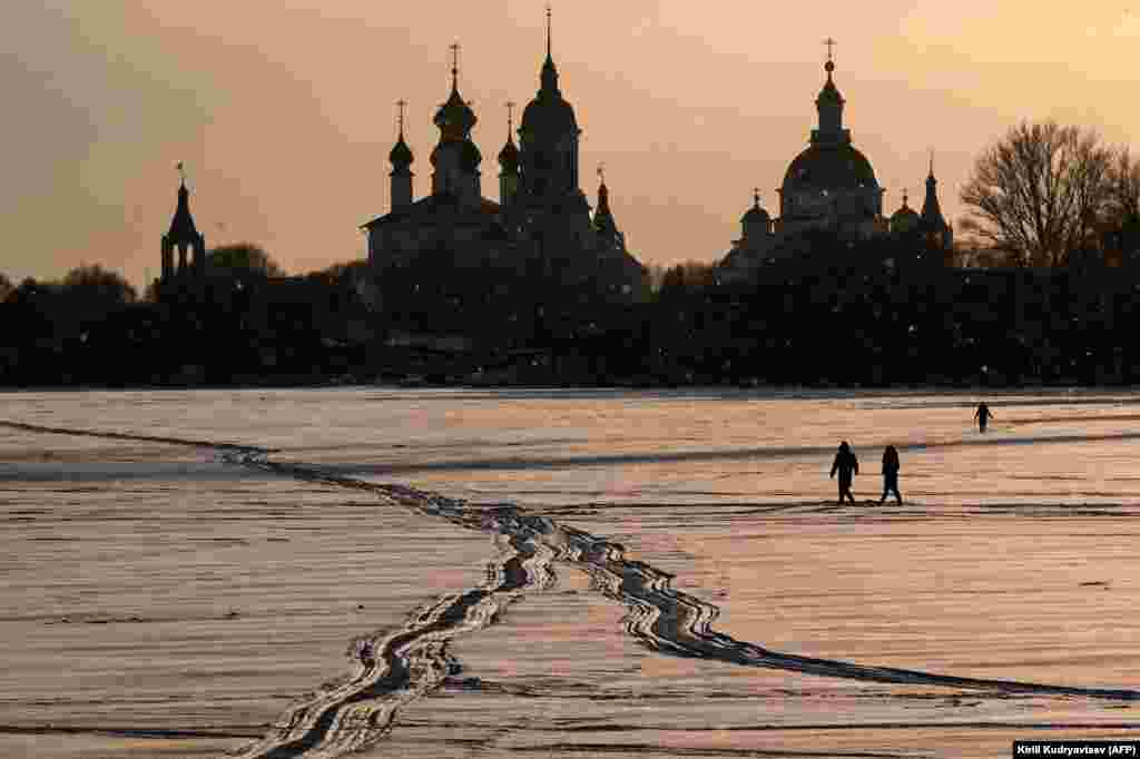 Tourists walk in front of several Orthodox churches in the historical center of the town of Rostov Velikiy in Russia&#39;s Yaroslavl region. (AFP/Kirill Kudryavtsev)