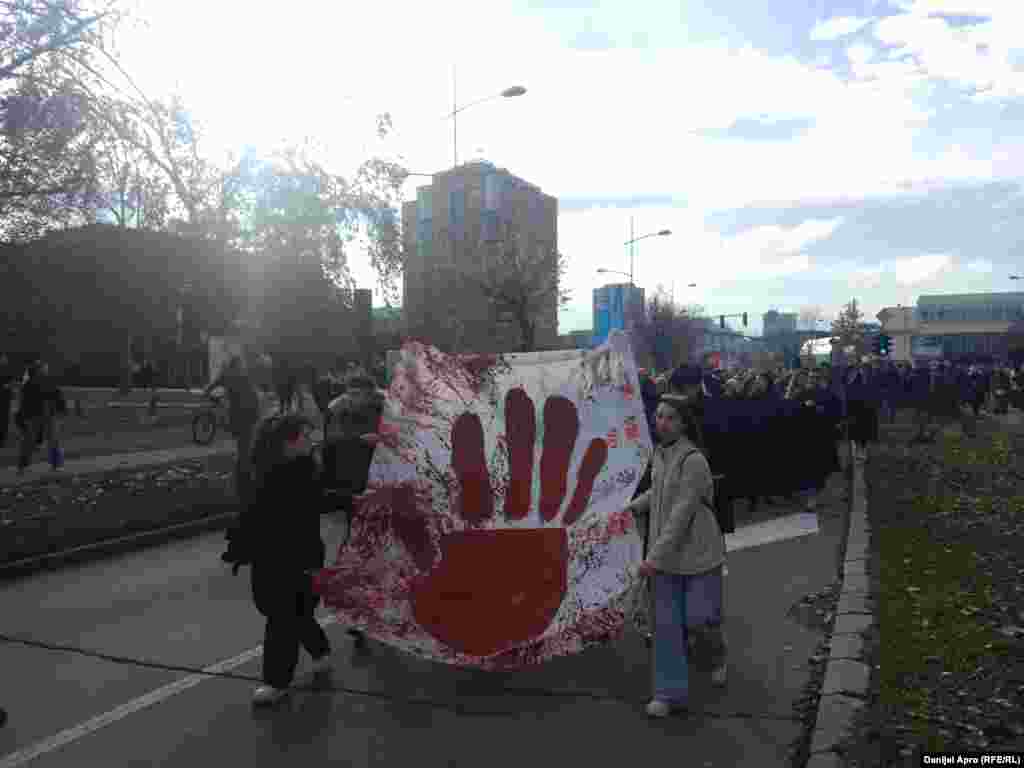 Osim blokada fakulteta, studenti su izašli i na ulice, protest ispred Filozofskog fakulteta u Novom Sadu, 8. decembar 2024.