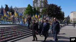 Прэм’ер-міністар Польшчы Дональд Туск, прэзыдэнт Украіны Ўладзімір Зяленскі, прэм'ер Вялікабрытаніі Кір Стармэр, прэзыдэнт Францыі Эманюэль Макрон у Кіеве. 10 траўня 2025