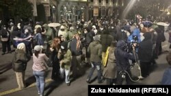 4 ოქტომბრის შემდეგ „ქართული ოცნების“ ლიდერები რუსთაველზე მიმდინარე დემონსტრაციებს „უკანონოს“ უწოდებენ.