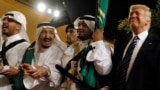مراسم استقبال از دونالد ترامپ با حضور سلمان بن عبدالعزیز آل سعود، پادشاه عربستان سعودی، در سال ۲۰۱۷ میلادی