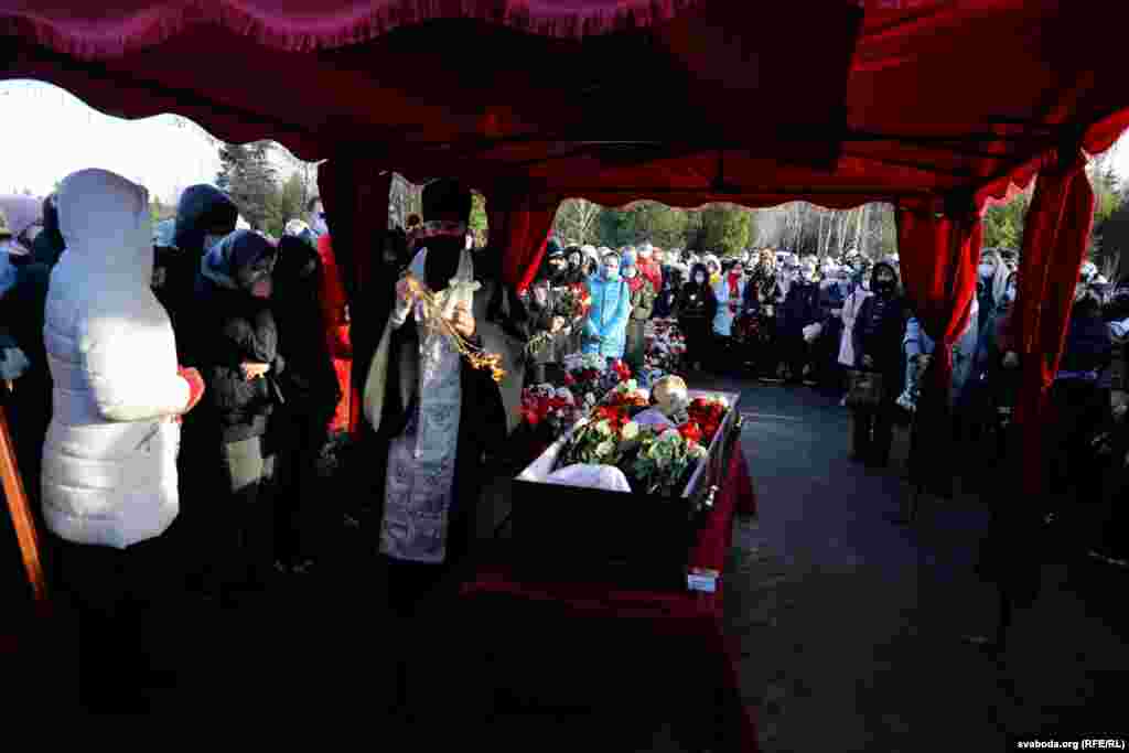 Гроб с телом Романа привезли на кладбище, где белорусы прощались с парнем