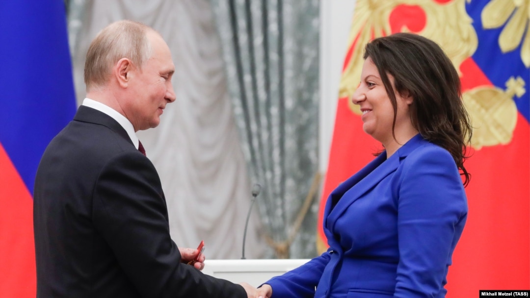 Орусия. Президент Владимир Путин Russia Today шеф-редактору Маргарита Симоньянды Невский ордени менен сыйлоосу. 23-май, 2019-жыл.
