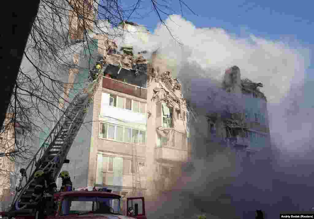 Робота рятувальників на місці ракетного удару РФ по багатоповерхівці у Тернополі. З останніх даних МВС України відомо про 25 загиблих, з них троє дітей. Ще 73 людини, з них 15 дітей, постраждали