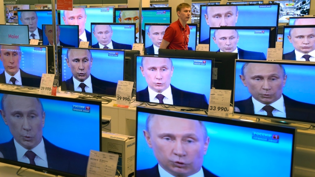 Putin Awards 300 Journalists For 'Objective' Crimea Coverage