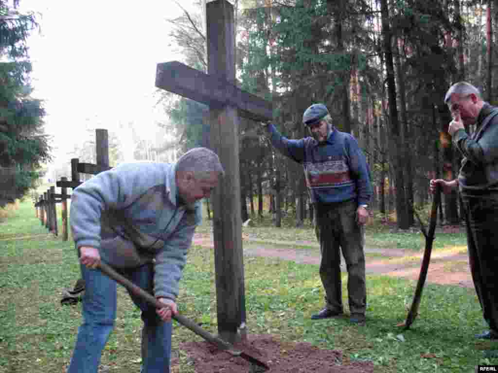 У Курапатах аднаўлялі паваленыя вандаламі крыжы