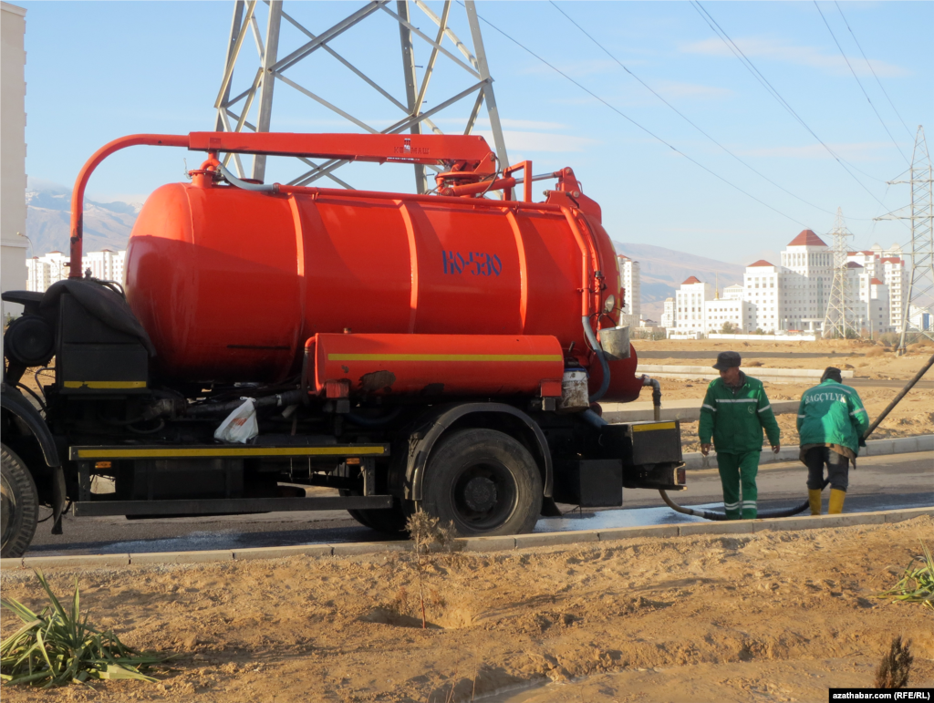 Aşgabadyň kommunal hojalyk gulluklary ýörite tehnikany ulanyp, köçelerdäki ösümlikleri suwlaýarlar