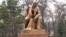 Памятник Ленину работы скульптора Сергея Меркурова в сквере около вокзала Алматы-1. 