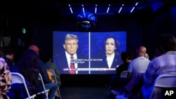 Disa persona duke shikuar debatin presidencial mes kandidatit republikan, Donald Trump, dhe kandidates demokrate, Kamala Harris. Fotografi nga arkivi. 