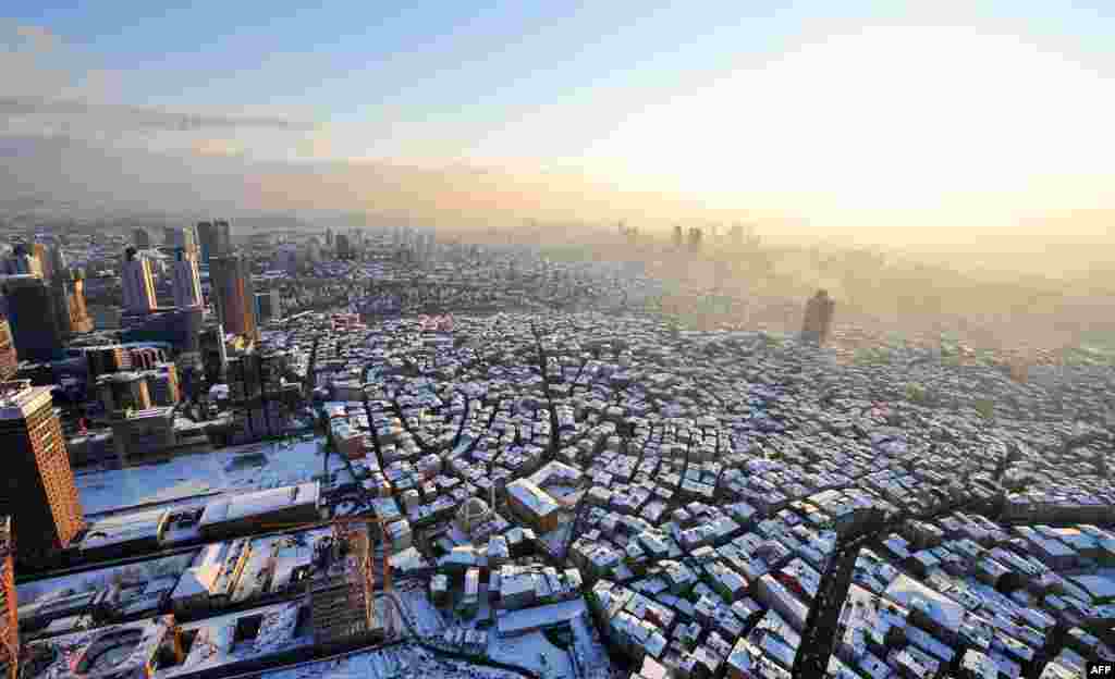 Turcia - Imagine de pe cea mai &icirc;naltă clădire din Istanbul. Ninsoarea abundentă a perturbat viaţa de zi cu zi a celor 15 milioane de locuitori ai oraşului, traficul aerian şi transportul terestru. (AFP/Bulent Kilic)