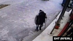 Неизвестният нападател, заснет от охранителна камера непосредствено преди да счупи входната врата на българското посолство в Скопие, 11 януари 2025 г.