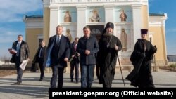 Igor Dodon și Vadim Krasnoselski, împreună cu episcopul de Dubăsari și Tiraspol, la Biserica Sf. Aleksandr Nevski din Bender