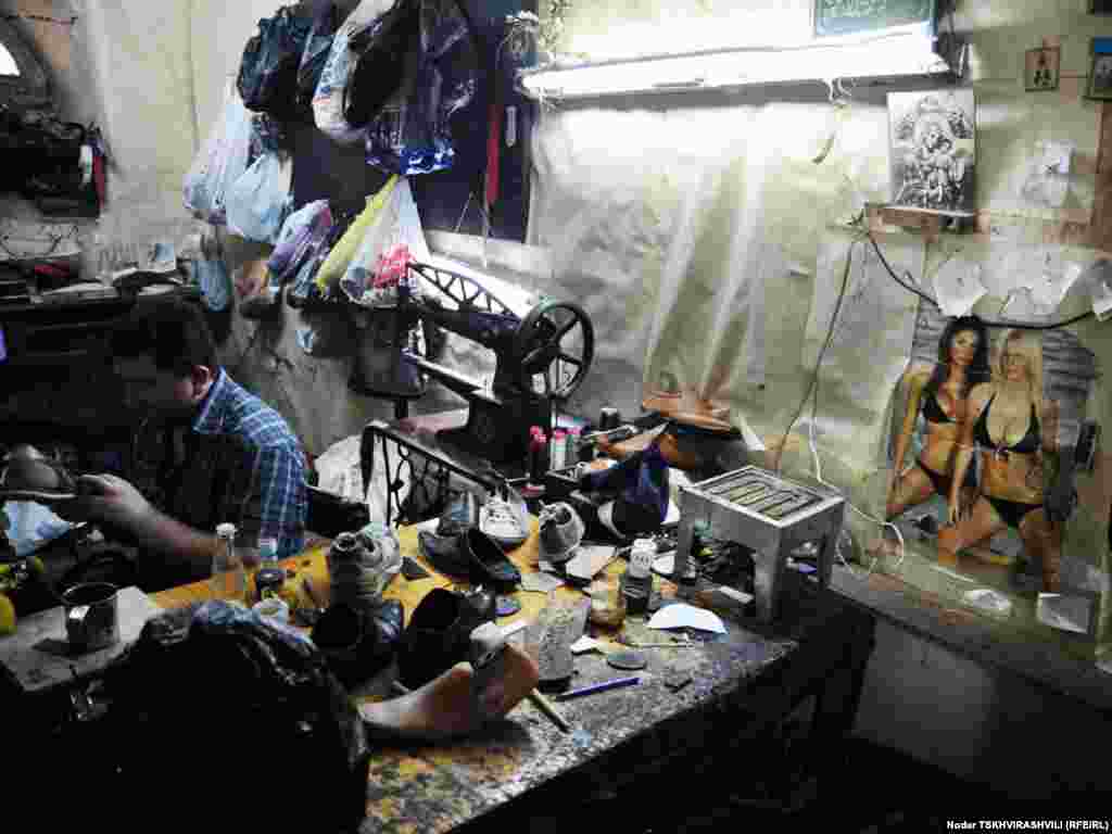 მესაათეები, მკერავები, მეწაღეები, გასაღების ხელოსნები - ისინი თბილისის ყველა უბანში არიან და ყველამ იცის მათი პატარა, უმეტესად, სარდაფებსა და ჩიხებში ”დამალული” ოთახების მისამართები...