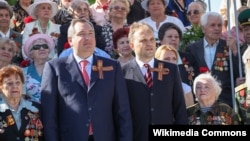 Fostul lider transnistrean Evgheni Șevciuk (dreapta), alături de fostul vicepremier naționalist rus, Dmitri Rogozin, la festivități de 9 mai la Tiraspol, în 2013 