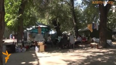 Жігіттің алдындағы жалаңаш қыздың видеосы