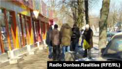 Люди обналичивают пенсии у делков на улице Донецка, февраль 2021 года
