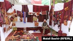 صنایع دستی افغانستان به شمول قالین های دستباف نیز بخشی ازصادرات این کشور را تشکیل می دهد