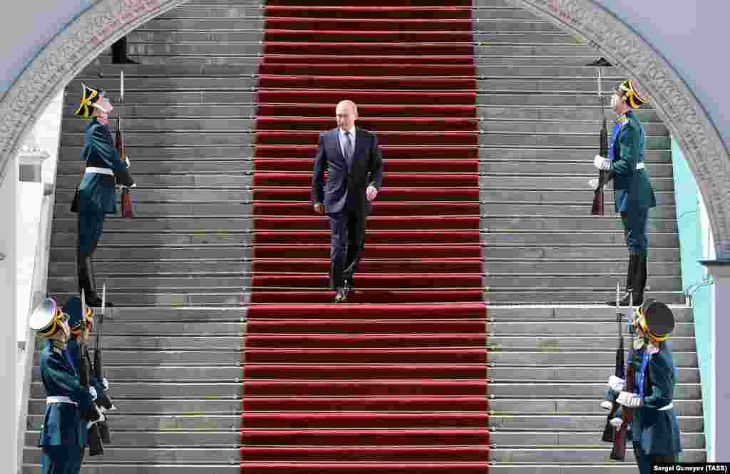 РУСИЈА - Централната изборна комисија на Русија соопшти дека вкупниот одѕив на гласањето бил скоро 28,5 проценти на третиот ден од еднонеделното гласање за уставни амандмани што би можеле да го отворат патот за продолжување на владеењето на претседателот Владимир Путин за 12 години. Досега гласале речиси 31 милиони луѓе, вклучувајќи го гласањето преку Интернет, изјави претседателката на Комисијата Ела Памфилова.