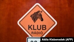 Klubradio деген либералдуу радиостанциянын логосу