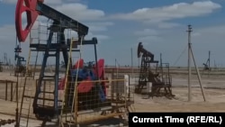 Нефтедобывающие буровые установки в Казахстане. Иллюстративное фото