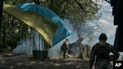 Украински войници стрелят с оръдие край Бахмут на 12 май