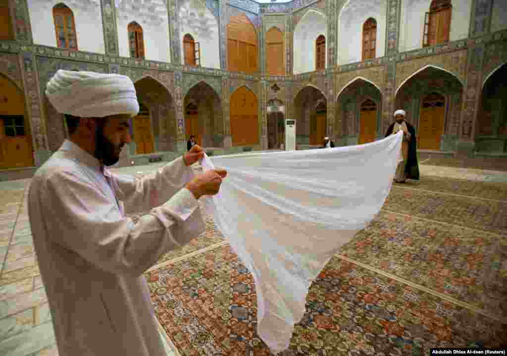 A Shi'ite cleric folds a turban at a school in Najaf, Iraq. (Reuters/Abdullah Dhiaa al-Deen)