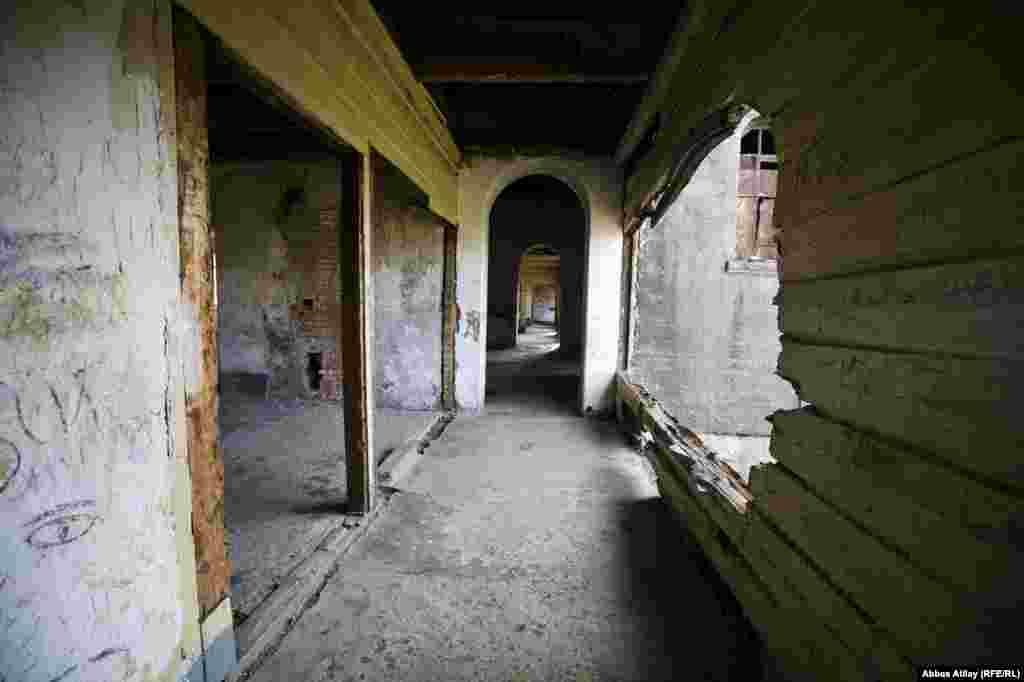 Tikilişində mıxdan istifadə olunmadan sadəcə odun materiallardan hazırlanan bu saray sonralar xəstəxana, saray və s. məqsədlərlə istifadə olunsa da zamanında Çarın ov zamanı gecələmək üçün istifadə etdiyi məkan idi.