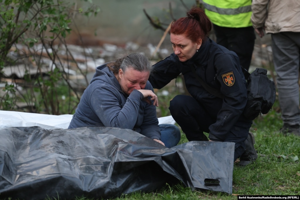 Жінка плаче над тілом загиблої через удар людини