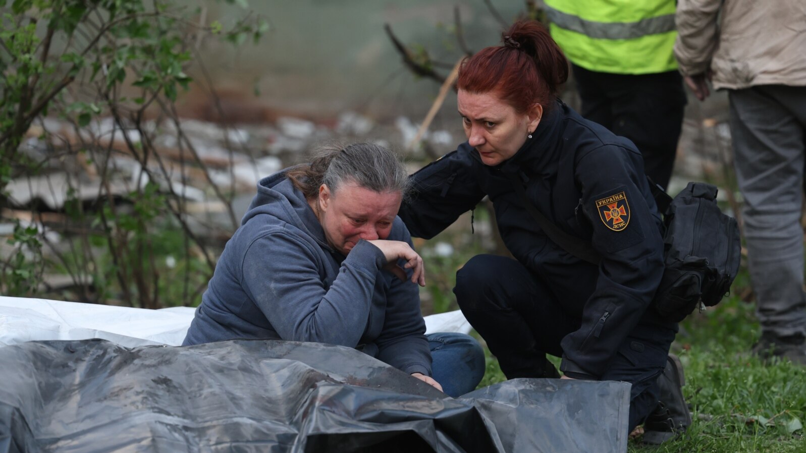 <p>24 aprilie 2025, Kiev, Ucraina – O femeie jelește una dintre victimele atacului din noaptea de 23 spre 24 aprilie asupra capitalei Ucrainei.<br><br>Atacul, unul dintre cele mai atroce din ultimele luni, a survenit la câteva ore după ce Casa Albă le-a prezentat oficialilor ucraineni ceea ce echivala cu <a href="https://romania.europalibera.org/a/zelenski-publica-declaratia-in-care-sua-denunta-anexarea-crimeei-in-primul-mandat-al-lui-trump-in-replica-la-reprosurile-presedintelui-sua/33394893.html" target="_blank"><strong>un ultimatum</strong></a> cu privire la o propunere a SUA de a pune capăt invaziei rusești din Ucraina, care durează de 38 de luni.