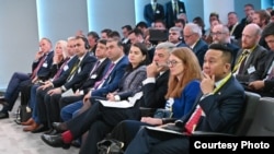Дар ҳамоиши Лондон сафири ИМА дар Тоҷикистон Мануэл Микаллэр (аз рост аввал), духтари президенти Тоҷикистон ва сафир дар Бритониё Рухшона Эмомалӣ (чорум аз рост), ҳамсари ӯ Шамсулло Соҳибов (панҷум аз рост) ва вазири саноат Шералӣ Кабир (шашум аз рост) иштирок карданд