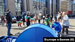 Protestele antiguvernamentale ale bulgarilor au trecut granița. Aici, ei protestează la Bruxelles, Belgia. 