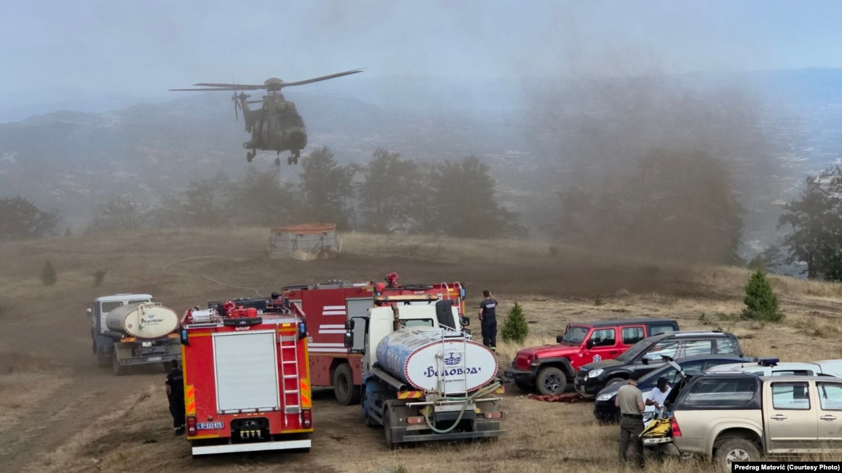 Helikopter u gašenju požara na Stolovima, 24. avgust 2026.
