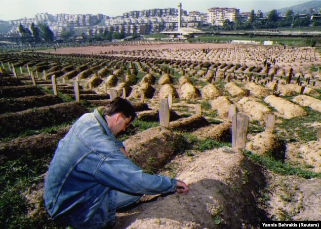 Neimenovani muškarac oplakuje majku Vasviju koja je ubijena snajperom, na groblju izgrađenom na stadionu Koševa u Sarajevu, 24. 9. 1993.