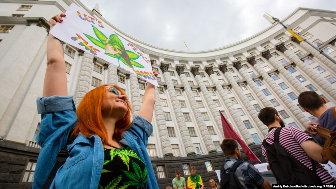 Як зазначив у кулуарах парламенту Георгій Логвинський, комітет з питань прав людини вперше в історії Верховної Ради прийняв рішення про реєстрацію законопроекту на підставі електронної петиції