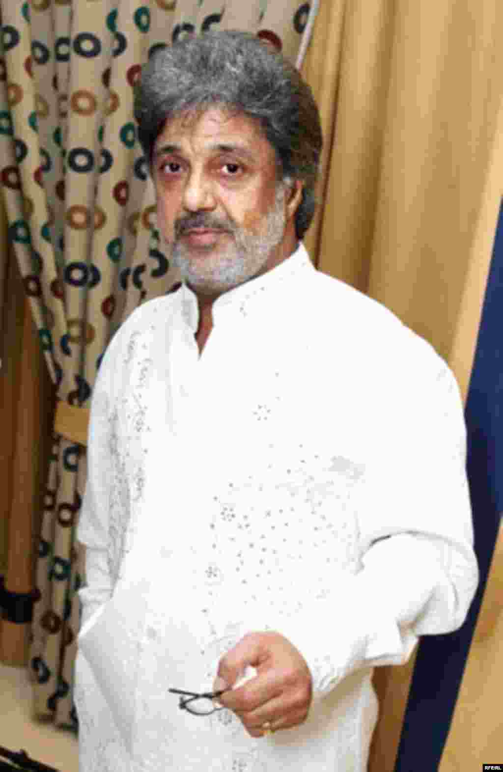 UAE, Dariush, Mansour and Leila Frouhar concert in Dubai, They are Persian pop singers based on LA,03/272007