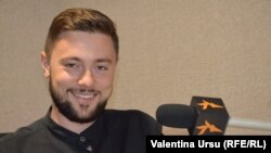 Victor Chironda în studioul Europei Libere de la Chișinău 