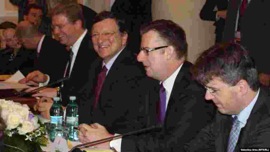 La &icirc;nt&icirc;lnirea celor două delegații oficiale la Chișinău