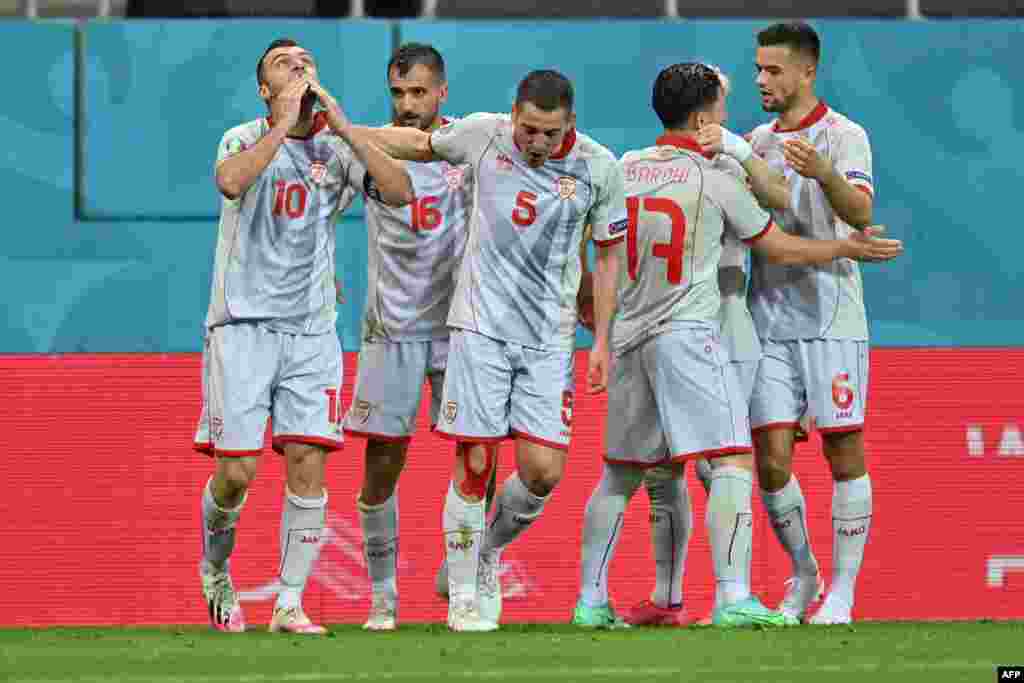 МАКЕДОНИЈА - Македонија се соочува со казна од УЕФА за можно кршење на здравствените правила од страна на играчите на репрезентацијата иако веќе е елиминирана од Европското фудбалско првенство, јавува агенцијата Асошиејтед прес.