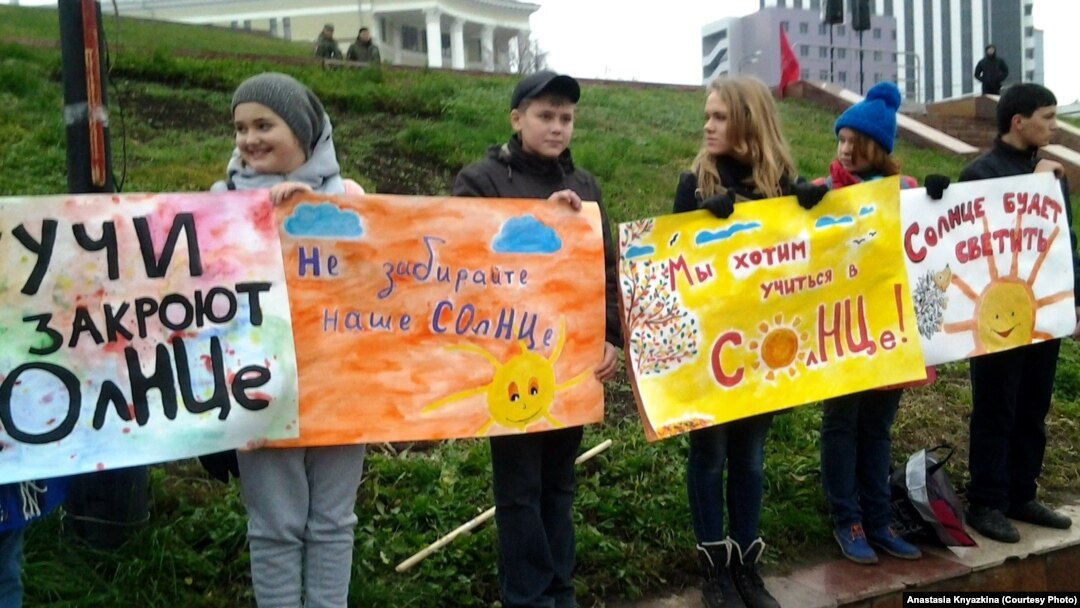 Ученики школы "СОлНЦе" протестуют против ее закрытия